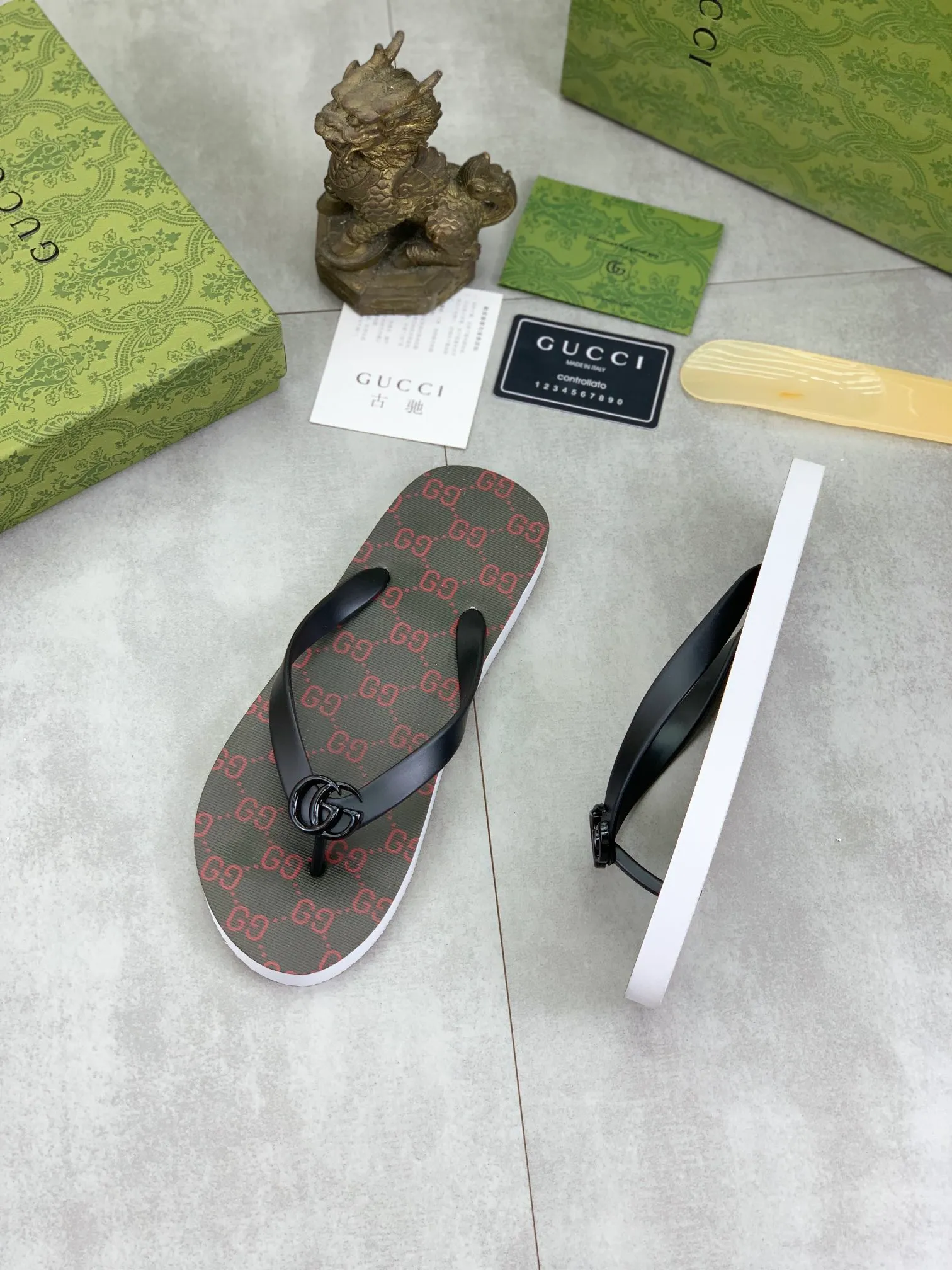 Men's men's shoes 💰P220💰【New style】🆘【GUCCI】Official website's popular Gucci adult couple 🧑‍🤝‍🧑 style, children's flip-flops are on sale at the counter simultaneously! Original fabric imported from Italy. Original bottom provided by the original factory. Size: Adult 36-45. Children’s size: 30-37. Multiple colors available.